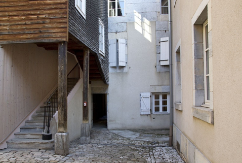 Logis secondaire : détail de la façade antérieure et du départ de l'escalier à cage ouverte. © Région Bourgogne-Franche-Comté, Inventaire du Patrimoine
