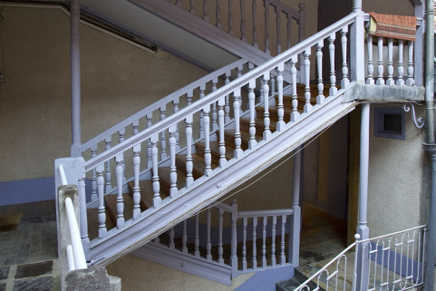 Détail de l'escalier à cage ouverte dans la première cour. © Région Bourgogne-Franche-Comté, Inventaire du Patrimoine