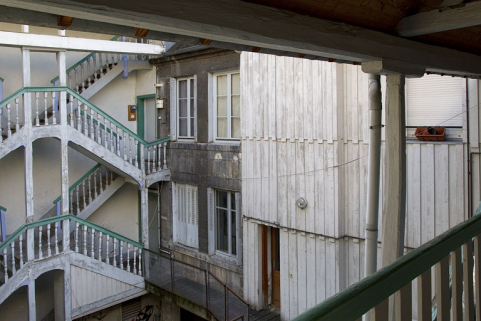 Logis principal : façade postérieure depuis l'escalier à cage ouverte, avec vue sur l'escalier du n° 75 rue des Granges. © Région Bourgogne-Franche-Comté, Inventaire du Patrimoine