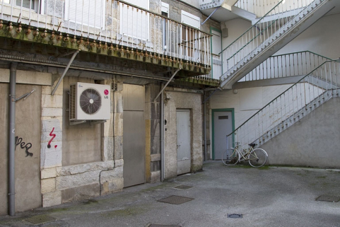 Vue de l'escalier à cage ouverte dans la deuxième cour : partie basse. © Région Bourgogne-Franche-Comté, Inventaire du Patrimoine