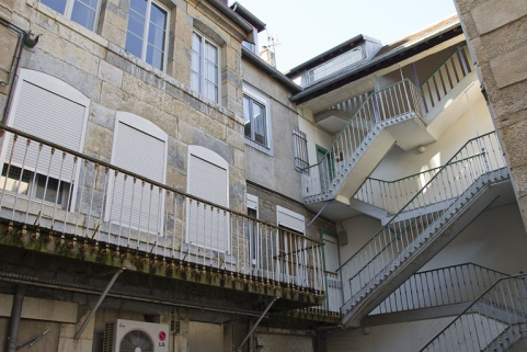 Vue de l'escalier à cage ouverte dans la deuxième cour : partie haute. © Région Bourgogne-Franche-Comté, Inventaire du Patrimoine