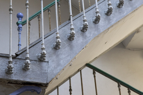 Escalier à cage ouverte dans la deuxième cour : détail de la rampe. © Région Bourgogne-Franche-Comté, Inventaire du Patrimoine