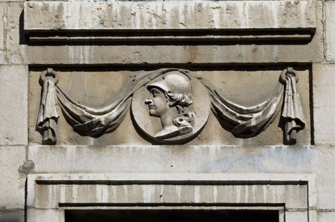 Logis principal, façade antérieure, détail du décor d'une table rentrante : tête d'homme casqué. © Région Bourgogne-Franche-Comté, Inventaire du Patrimoine
