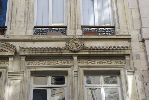 Façade antérieure, premier étage : partie droite, détail de la frise. © Région Bourgogne-Franche-Comté, Inventaire du Patrimoine