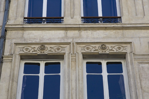 Façade antérieure, deuxième étage : partie gauche, détail du décor de deux fenêtres. © Région Bourgogne-Franche-Comté, Inventaire du Patrimoine