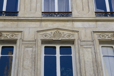Façade antérieure, deuxième étage : détail du décor de la fenêtre centrale. © Région Bourgogne-Franche-Comté, Inventaire du Patrimoine