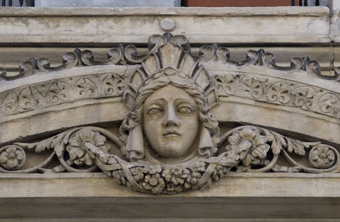 Façade antérieure, premier étage : détail rapproché du décor de la fenêtre centrale. © Région Bourgogne-Franche-Comté, Inventaire du Patrimoine