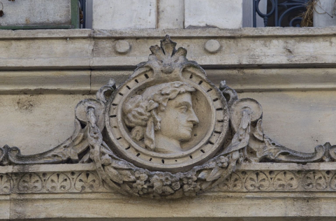 Façade antérieure, premier étage : détail rapproché du décor de la frise gauche. © Région Bourgogne-Franche-Comté, Inventaire du Patrimoine