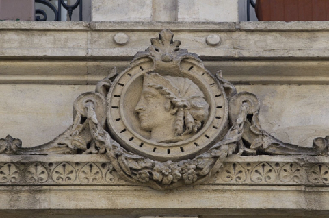 Façade antérieure, premier étage : détail rapproché du décor de la frise droite. © Région Bourgogne-Franche-Comté, Inventaire du Patrimoine