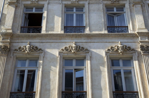 Façade antérieure, rue Proudhon, deuxième étage : détail des trois fenêtres de gauche. © Région Bourgogne-Franche-Comté, Inventaire du Patrimoine