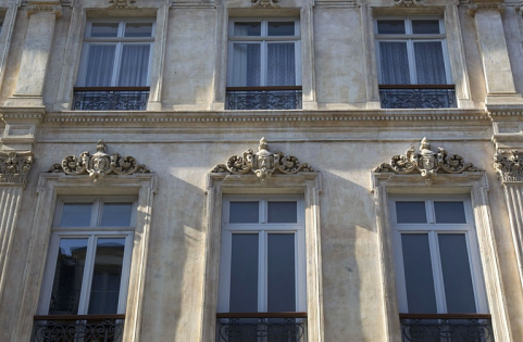 Façade antérieure, rue Proudhon, deuxième étage : détail des trois fenêtres de droite. © Région Bourgogne-Franche-Comté, Inventaire du Patrimoine