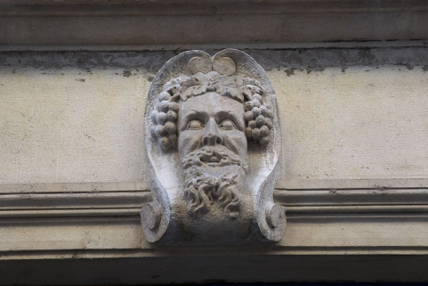 Façade antérieure : détail du mascaron ornant le linteau de la porte d'entrée. © Région Bourgogne-Franche-Comté, Inventaire du Patrimoine
