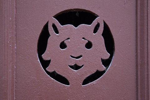 Bûcher : détail du décor de la porte représentant une tête de chat. © Région Bourgogne-Franche-Comté, Inventaire du Patrimoine
