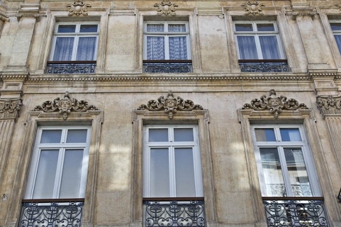 Façade antérieure : détail de trois fenêtres des deuxième et troisième étages. © Région Bourgogne-Franche-Comté, Inventaire du Patrimoine