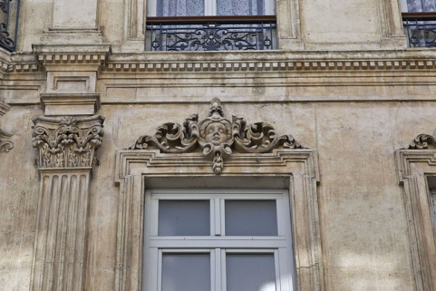 Façade antérieure : détail d'un mascaron sur le linteau d'une fenêtre du deuxième étage. © Région Bourgogne-Franche-Comté, Inventaire du Patrimoine