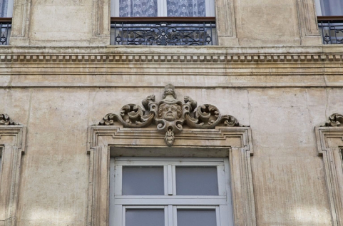 Façade antérieure : détail d'un mascaron sur le linteau d'une fenêtre du deuxième étage. © Région Bourgogne-Franche-Comté, Inventaire du Patrimoine