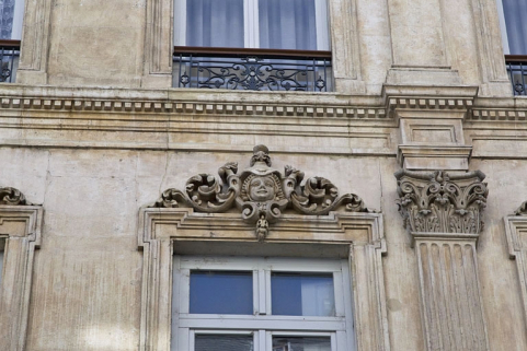 Façade antérieure : détail d'un mascaron sur le linteau d'une fenêtre du deuxième étage. © Région Bourgogne-Franche-Comté, Inventaire du Patrimoine