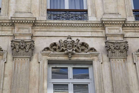 Façade antérieure : détail d'un mascaron sur le linteau d'une fenêtre du deuxième étage. © Région Bourgogne-Franche-Comté, Inventaire du Patrimoine