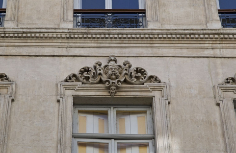 Façade antérieure : détail d'un mascaron sur le linteau d'une fenêtre du deuxième étage. © Région Bourgogne-Franche-Comté, Inventaire du Patrimoine