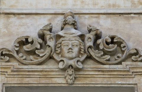 Façade antérieure, vue rapprochée d'un mascaron sur une fenêtre du deuxième étage : personnage féminin. © Région Bourgogne-Franche-Comté, Inventaire du Patrimoine