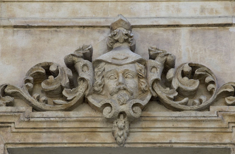 Façade antérieure, vue rapprochée d'un mascaron sur une fenêtre du deuxième étage : personnage masculin. © Région Bourgogne-Franche-Comté, Inventaire du Patrimoine