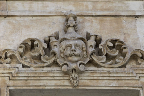 Façade antérieure, vue rapprochée d'un mascaron sur une fenêtre du deuxième étage : personnage masculin. © Région Bourgogne-Franche-Comté, Inventaire du Patrimoine