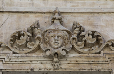 Façade antérieure, vue rapprochée d'un mascaron sur une fenêtre du deuxième étage : personnage féminin. © Région Bourgogne-Franche-Comté, Inventaire du Patrimoine
