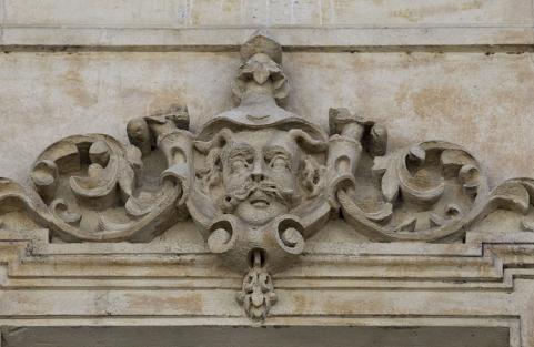 Façade antérieure, vue rapprochée d'un mascaron sur une fenêtre du deuxième étage : personnage masculin. © Région Bourgogne-Franche-Comté, Inventaire du Patrimoine