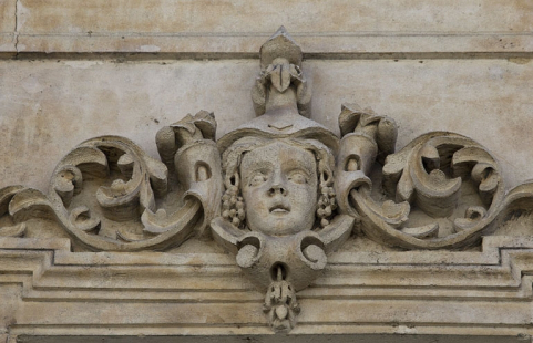 Façade antérieure, vue rapprochée d'un mascaron sur une fenêtre du deuxième étage : personnage féminin. © Région Bourgogne-Franche-Comté, Inventaire du Patrimoine