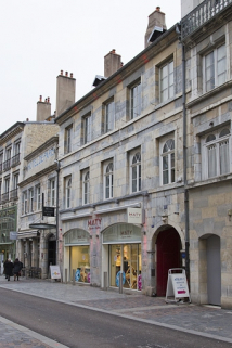 Vue d'ensemble du logis principal depuis la rue, de trois quarts droit. © Région Bourgogne-Franche-Comté, Inventaire du Patrimoine