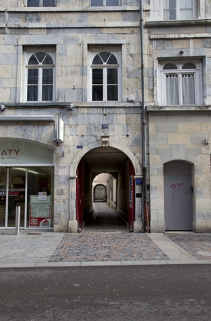 Logis principal, façade antérieure, partie droite : détail du portail d'entrée et du passage cocher. © Région Bourgogne-Franche-Comté, Inventaire du Patrimoine