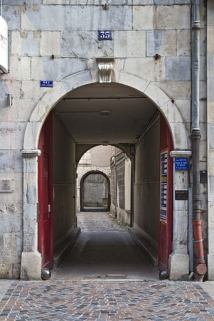 Logis principal, façade antérieure : détail du portail d'entrée et du passage cocher, vue rapprochée. © Région Bourgogne-Franche-Comté, Inventaire du Patrimoine