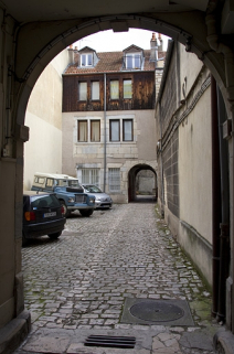 Vue d'ensemble du premier logis secondaire au fond de la première cour. © Région Bourgogne-Franche-Comté, Inventaire du Patrimoine