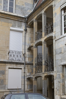 Logis principal : vue d'ensemble de l'escalier à cage ouverte, de trois quarts droit. © Région Bourgogne-Franche-Comté, Inventaire du Patrimoine