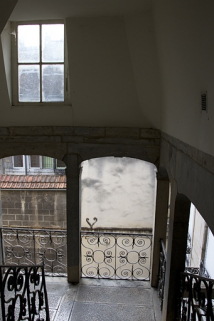 Logis principal : détail des garde-corps en ferronnerie de l'escalier à cage ouverte depuis l'intérieur. © Région Bourgogne-Franche-Comté, Inventaire du Patrimoine
