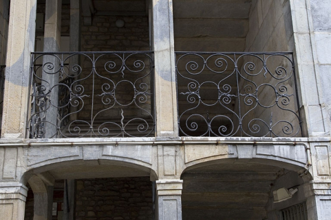 Logis principal : détail des garde-corps en ferronnerie de l'escalier à cage ouverte depuis l'extérieur. © Région Bourgogne-Franche-Comté, Inventaire du Patrimoine