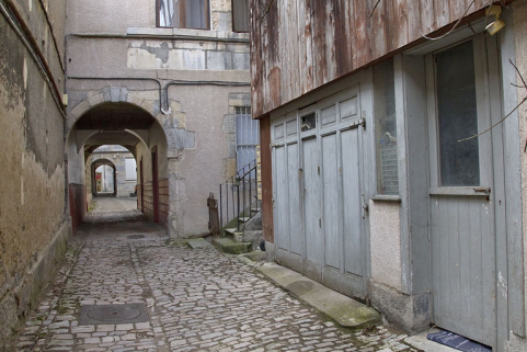Vue d'ensemble des passages cochers en enfilade depuis la deuxième cour. © Région Bourgogne-Franche-Comté, Inventaire du Patrimoine