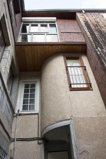 Vue d'ensemble de l'escalier distribuant les logis secondaires des première et deuxième cours. © Région Bourgogne-Franche-Comté, Inventaire du Patrimoine