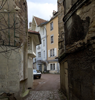 Vue d'ensemble de la troisième cour depuis son entrée. © Région Bourgogne-Franche-Comté, Inventaire du Patrimoine