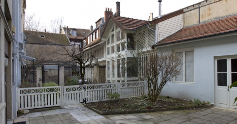Vue d'ensemble de l'ancien atelier depuis la quatrième cour, de trois quarts droit. © Région Bourgogne-Franche-Comté, Inventaire du Patrimoine
