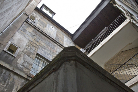 Vue de la première cour occupée par une extension de magasin. © Région Bourgogne-Franche-Comté, Inventaire du Patrimoine