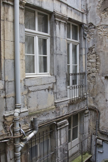 Logis secondaire : détail d'une partie de la façade à partir du premier étage sur la première cour. © Région Bourgogne-Franche-Comté, Inventaire du Patrimoine