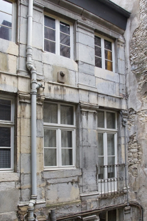 Logis secondaire : détail d'une partie de la façade à partir du premier étage sur la première cour. © Région Bourgogne-Franche-Comté, Inventaire du Patrimoine