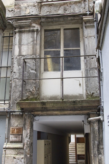 Logis secondaire : détail de la porte-fenêtre du premier étage au-dessus du couloir sur la première cour. © Région Bourgogne-Franche-Comté, Inventaire du Patrimoine