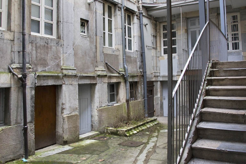 Logis secondaire, deuxième cour, façade en face de l'escalier à cage ouverte, partie droite : rez-de-chaussée et premier étage. © Région Bourgogne-Franche-Comté, Inventaire du Patrimoine