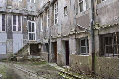 Logis secondaire, deuxième cour, vue d'ensemble de la partie basse des façades depuis le fond de la cour : de trois quarts gauche. © Région Bourgogne-Franche-Comté, Inventaire du Patrimoine