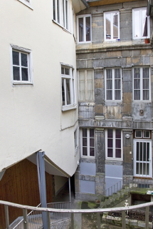 Logis secondaire, deuxième cour, détail de l'escalier à cage ouverte : de trois quarts gauche. © Région Bourgogne-Franche-Comté, Inventaire du Patrimoine