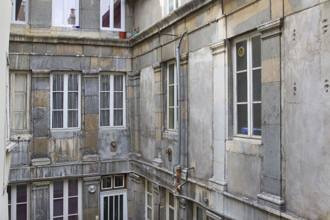 Logis secondaire, deuxième cour, vue d'une partie des façades au niveau du premier étage. © Région Bourgogne-Franche-Comté, Inventaire du Patrimoine