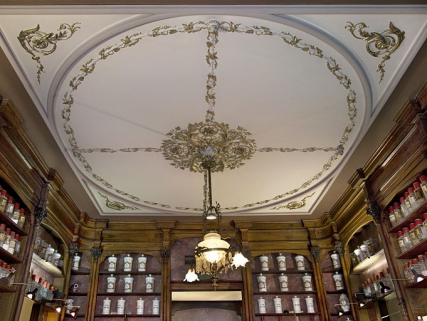 Logis principal, intérieur : vue d'ensemble du plafond de la pharmacie. © Région Bourgogne-Franche-Comté, Inventaire du Patrimoine