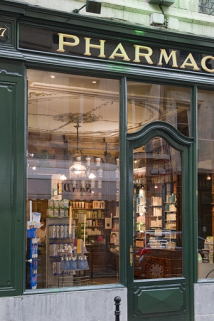 Logis principal : détail de la devanture de la pharmacie, partie gauche. © Région Bourgogne-Franche-Comté, Inventaire du Patrimoine